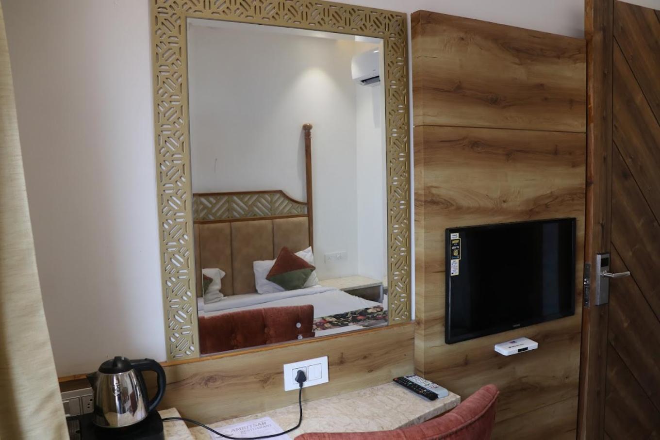 Hotel Rv Golden Amritsar Eksteriør bilde